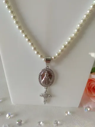 Collar perlas con colgante Virgen y cruz