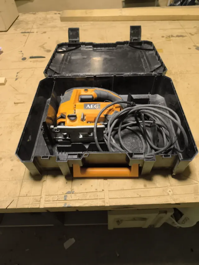 Sierra de calar AEG con maletín