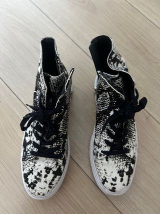 Zapatillas tipo converse.Animal print efecto piel