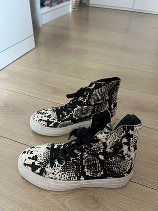 Zapatillas tipo converse.Animal print efecto piel