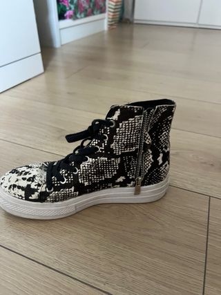 Zapatillas tipo converse.Animal print efecto piel