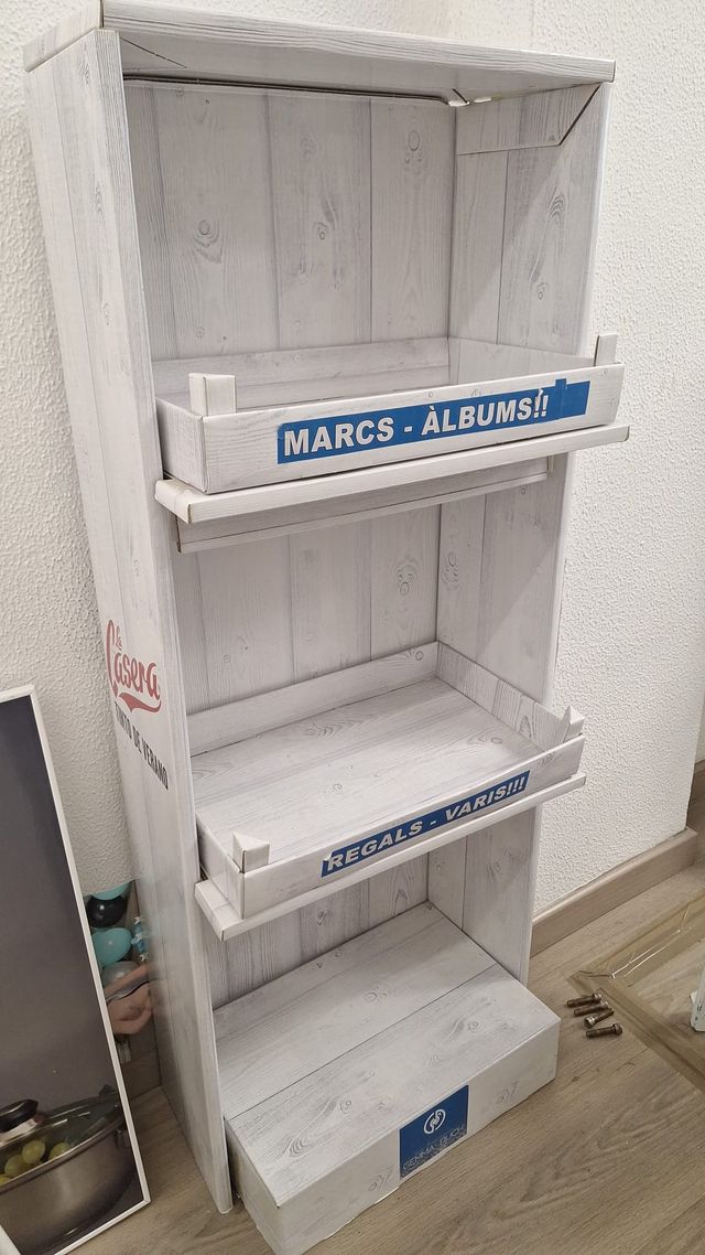 Estantería de cartón grueso