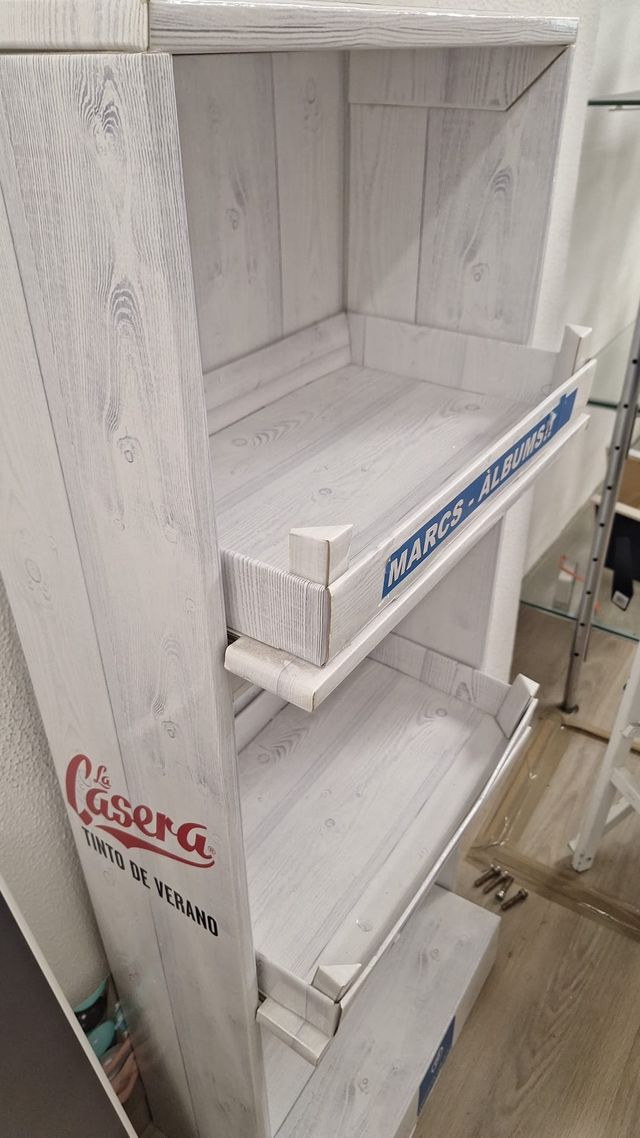 Estantería de cartón grueso