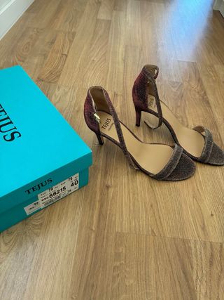 Zapatos de tacón Tejus dorados y rojos talla 40