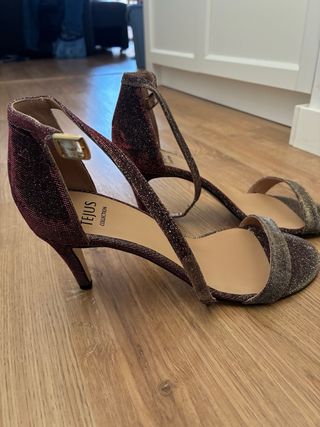 Zapatos de tacón Tejus dorados y rojos talla 40
