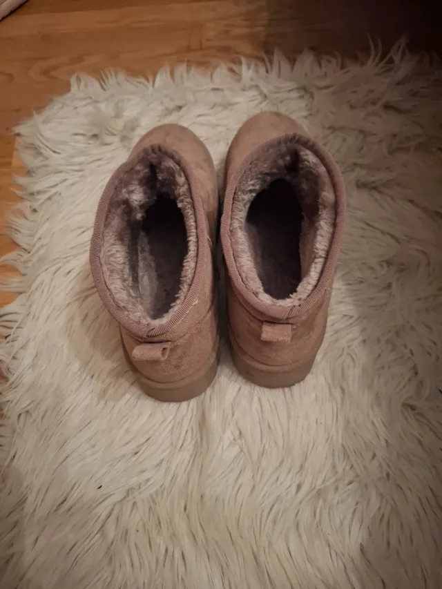 Botas beige y rosas forradas