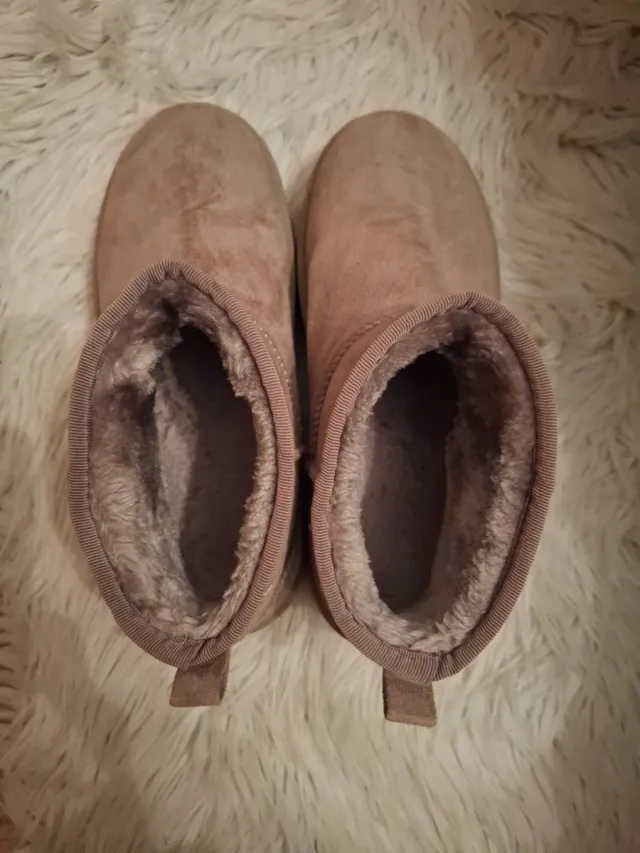 Botas beige y rosas forradas