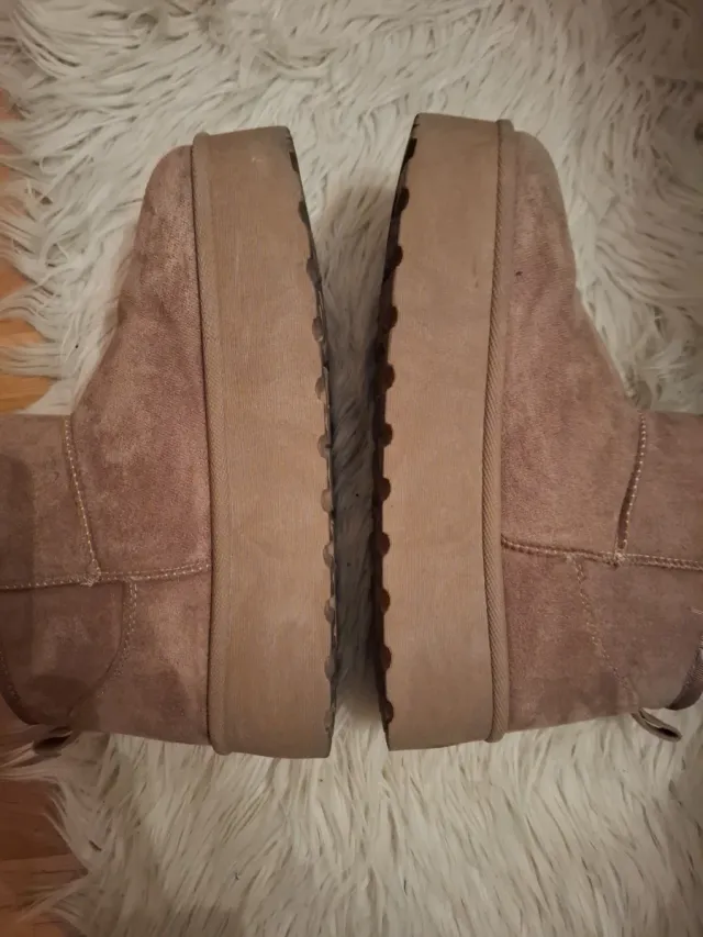Botas beige y rosas forradas