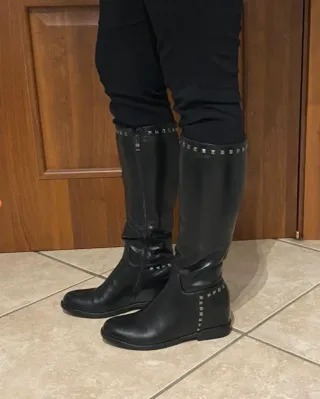 Stivali alti n.39 con plateau interno e borchie