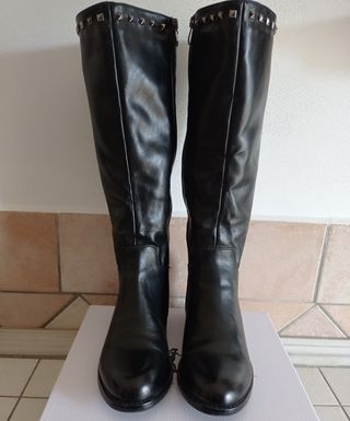 Stivali alti n.39 con plateau interno e borchie