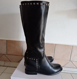 Stivali alti n.39 con plateau interno e borchie