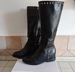 Stivali alti n.39 con plateau interno e borchie