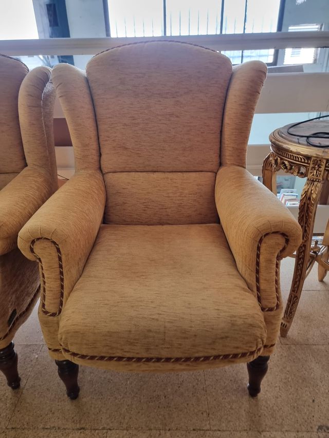 Sillones orejeros Vintage tela y madera