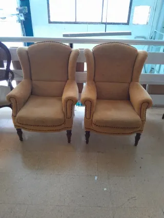 Sillones orejeros Vintage tela y madera