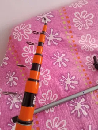 Pareja de cañas de pesca de fondo