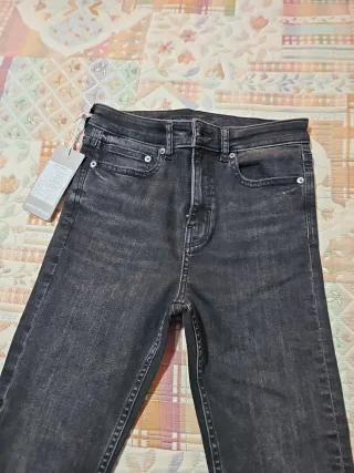 Pantalón pitillo tejano negro