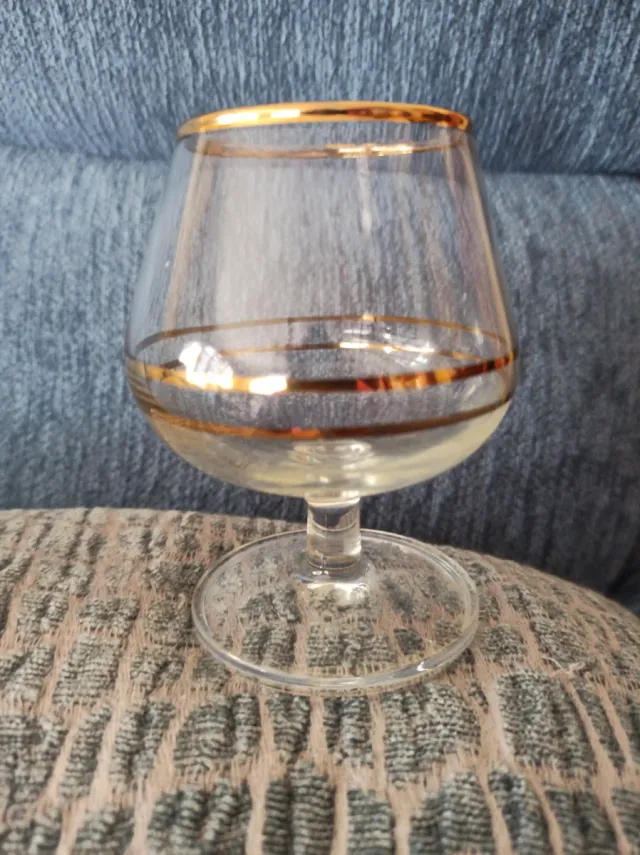 6 Copas de licor,  de cristal con filo de oro