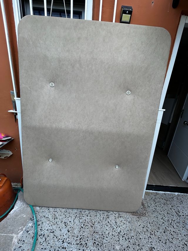 Base tapizada con patas color beige con 6 patas