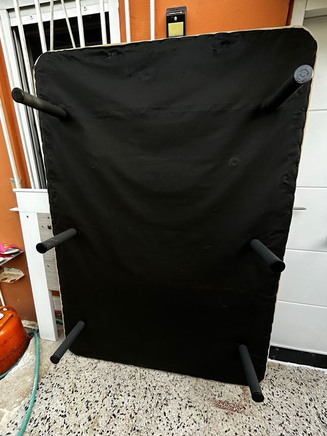 Base tapizada con patas color beige con 6 patas