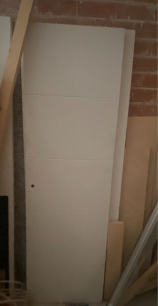 Puerta interior blanca con unas líneas