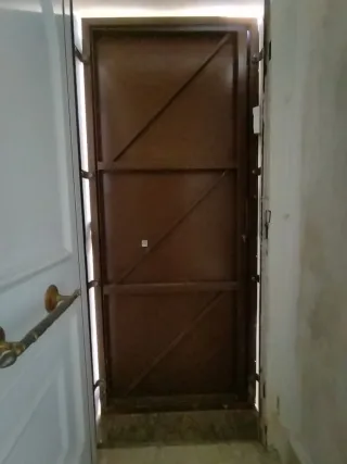 Puerta metálica antiocupas marrón