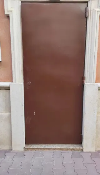 Puerta metálica antiocupas marrón