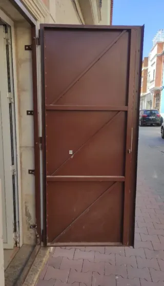 Puerta metálica antiocupas marrón