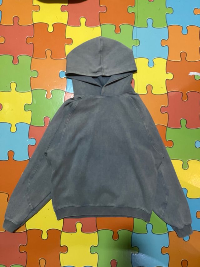 Sudadera gris con capucha