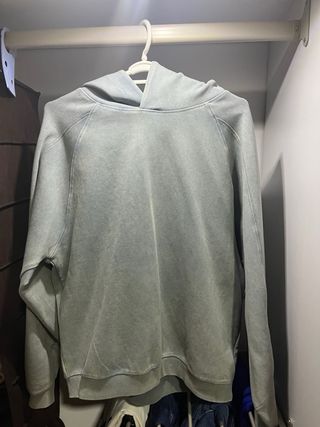 Sudadera gris con capucha