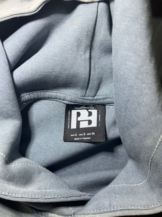 Sudadera gris con capucha