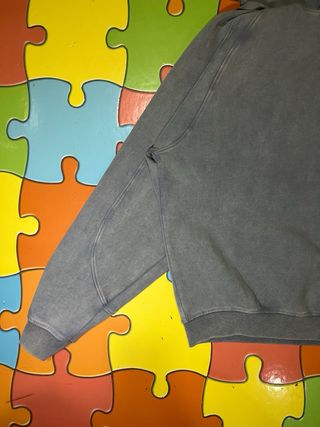 Sudadera gris con capucha