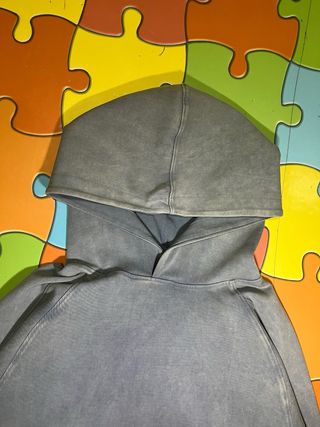 Sudadera gris con capucha