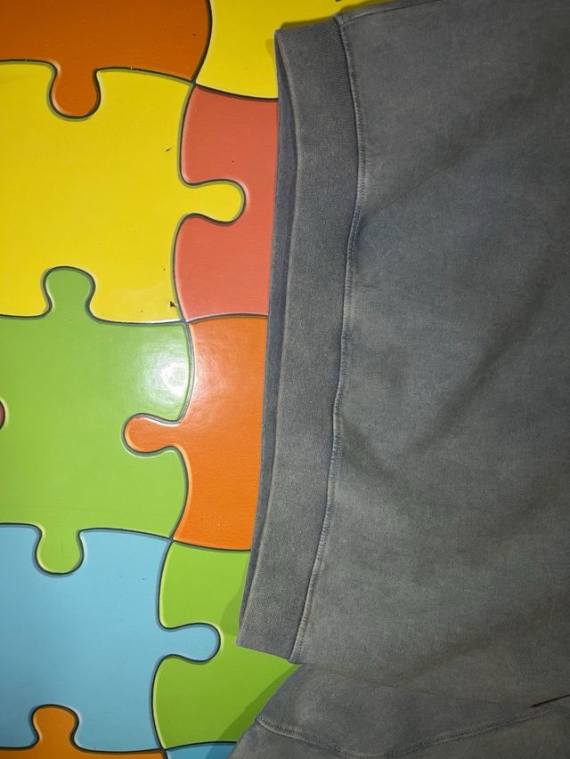 Sudadera gris con capucha