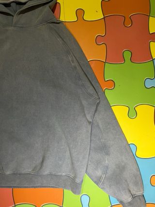 Sudadera gris con capucha