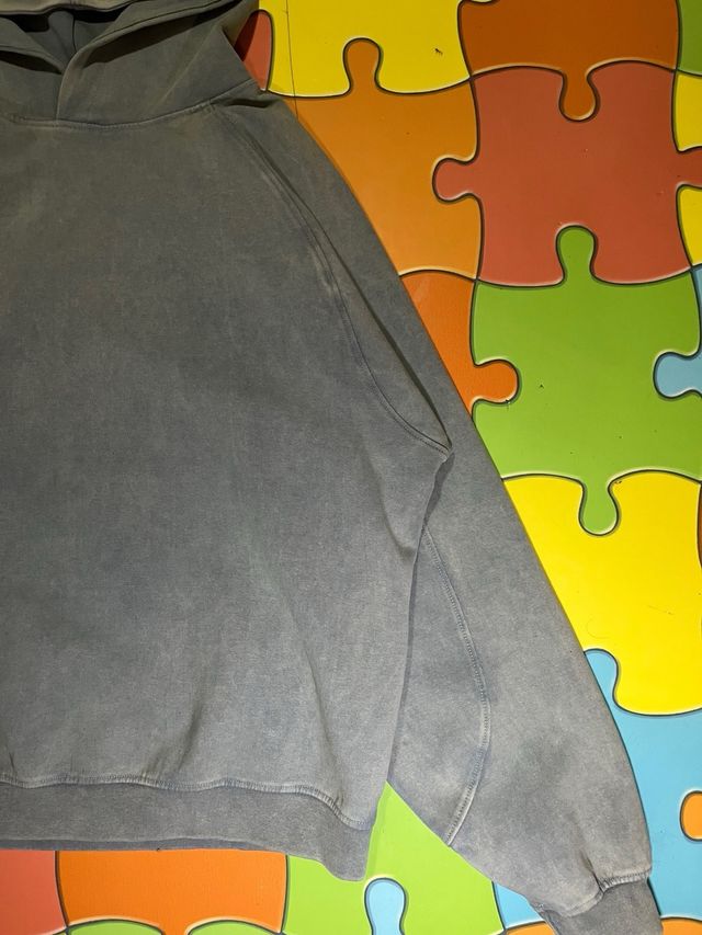 Sudadera gris con capucha