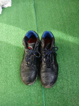 Zapatos de seguridad negros y azules