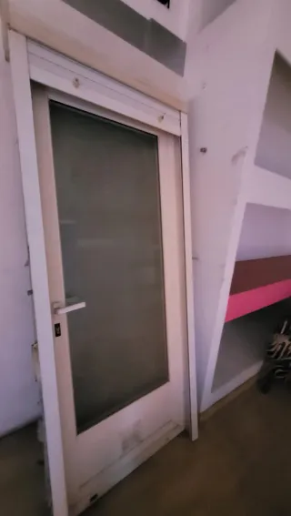 Puerta de galería blanca