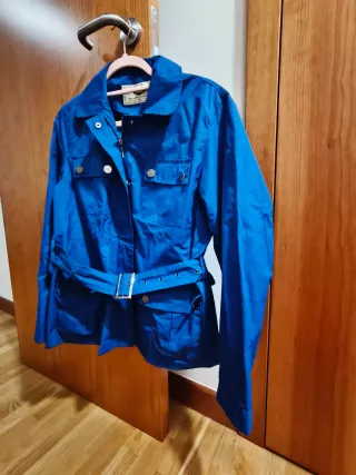 Cortavientos azulón con cinturón talla pequeño.