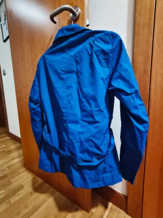 Cortavientos azulón con cinturón talla pequeño.