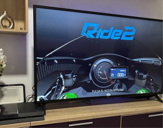 PS4 (PlayStation 4) con 2 mandos y juegos