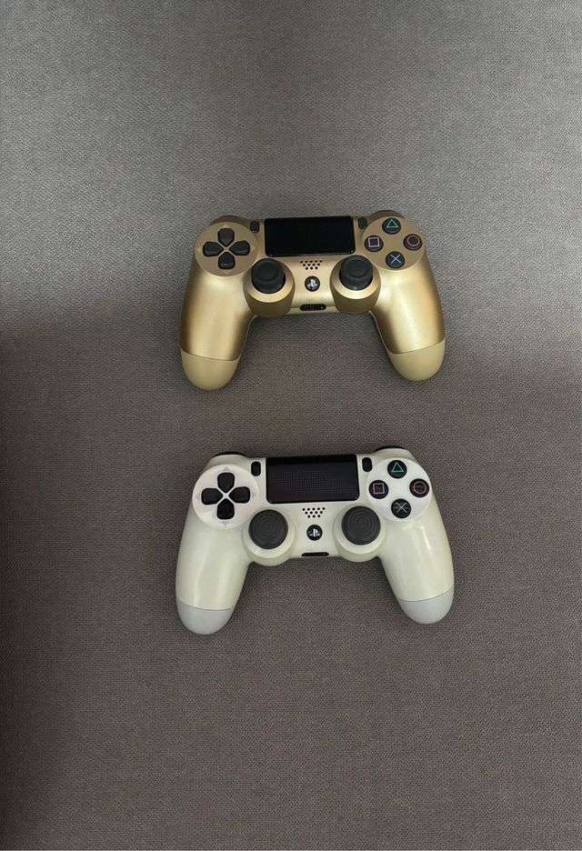 PS4 (PlayStation 4) con 2 mandos y juegos