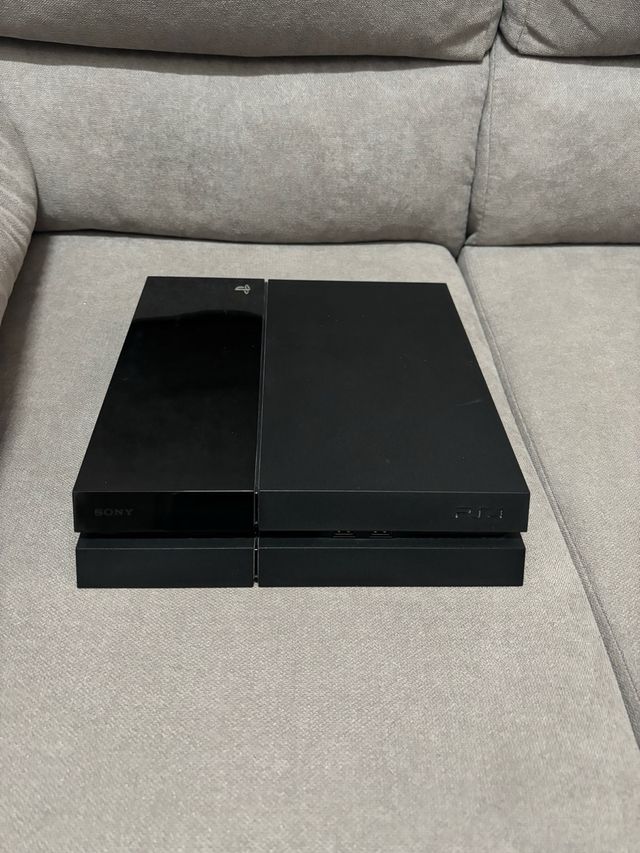 PS4 (PlayStation 4) con 2 mandos y juegos