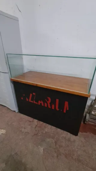 Mueble expositor con cristal