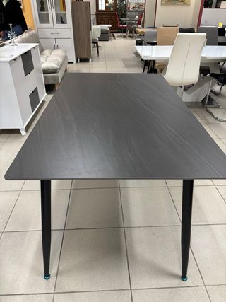 Mesa porcelánica con detalles dorados