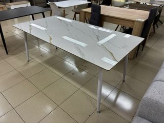 Mesa porcelánica con detalles dorados