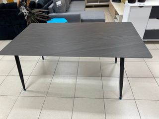 Mesa porcelánica con detalles dorados