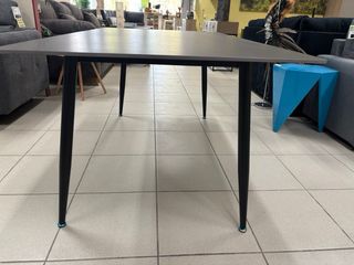 Mesa porcelánica con detalles dorados