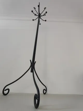 Elegante perchero de forja