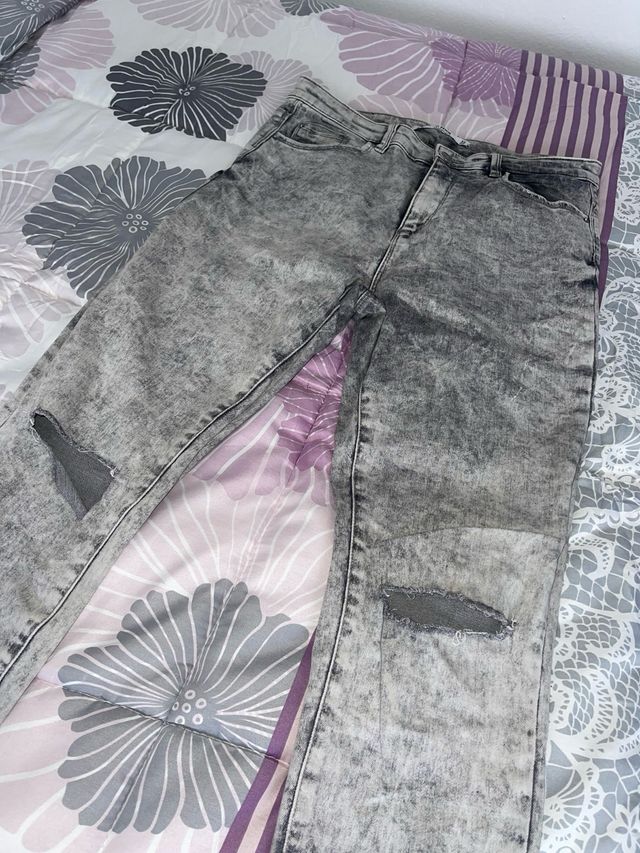 Pantaloni jeans grigi sfilacciati