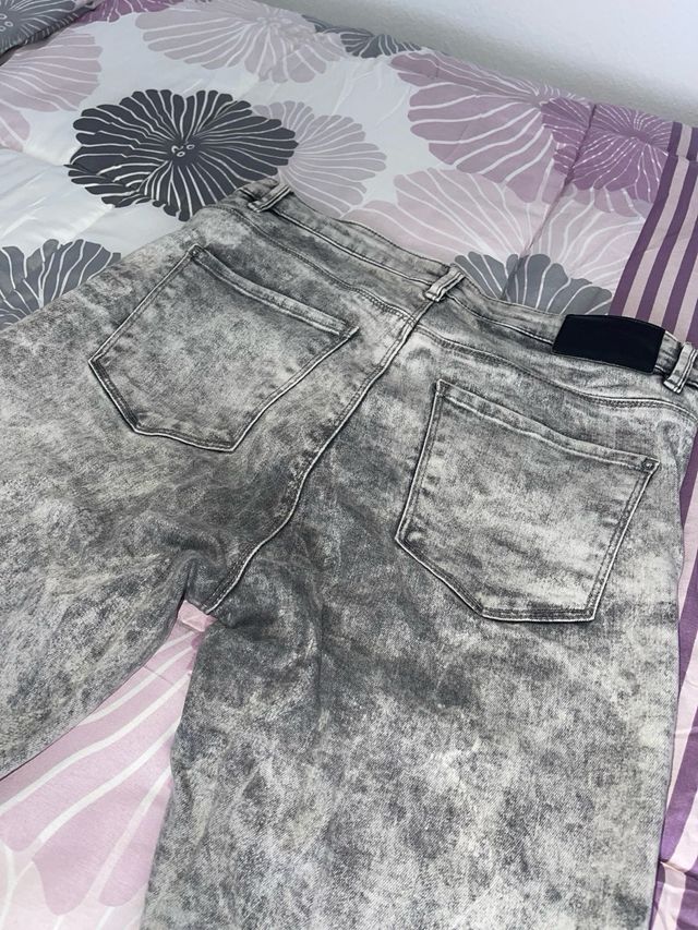 Pantaloni jeans grigi sfilacciati